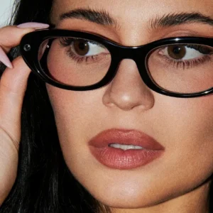 عینک : Starfire Kylie Edition Frame colour: Classic Black Lens colour: Clear to Grey Transitions